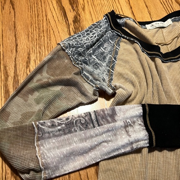 Free People. We the free top Large mixed print sleeves - Picture 3 of 3